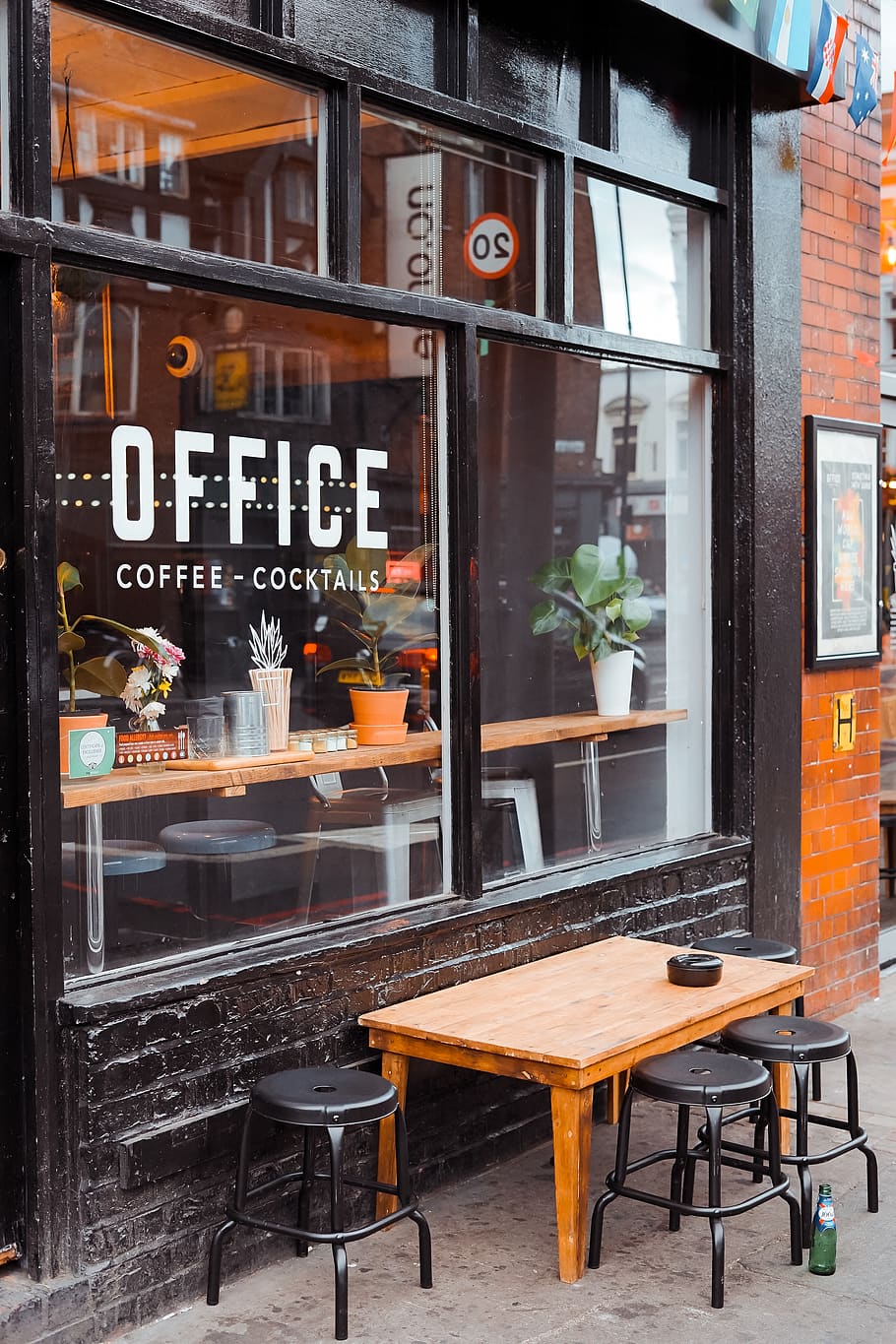 tom, facade bord, afføring, cafe, potteplante, plante, keramik, vase, flora, krukke, stol, London, bord, møbel, restaurant, Det Forenede Kongerige, Shoreditch, spisebord, kaffebar, vinduesbutik, kontor kaffebar, sidder, Gade syn, bygning udvendig, arkitektur, sæde, bygget struktur, tekst, vindue, forretning, ingen mennesker, by, dag, bygning, glas - materiale, gennemsigtig, mad og drikke, meddelelse, træ - materiale, udendørs, menu, 4K