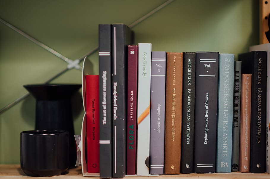 stablede bøger, Bestil, møbel, reol, hylde, værelse, indendørs, bibliotek, bordplade, bord, træ, krydsfiner, skrivebord, tekst, fil bindemiddel, filmappe, skuffe, kop, kaffekop, fil, vækkeur, offentliggørelse, ingen mennesker, stilleben, stor gruppe af objekter, valg, litteratur, variation, uddannelse, kollektion, i en række, tæt på, side om side, arrangement, bogreol, læring, 5K