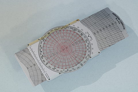 computer, glide, Herske, luftfart, navigation, spore, Rute, overskrift, Beregn, beregninger, pilot, lodsning, fly, flyve, flyvende, navigere, Mercator, ingen mennesker, papir, studio skud, indendørs, nøjagtighed, skygge, hvid baggrund, dag, Kunst og håndværk, kreativitet, kunstkultur og underholdning, sport, form, høj vinkel visning, tekst, natur, plan, enkelt objekt, 5K, CC0, offentligt domæne, royaltyfrie