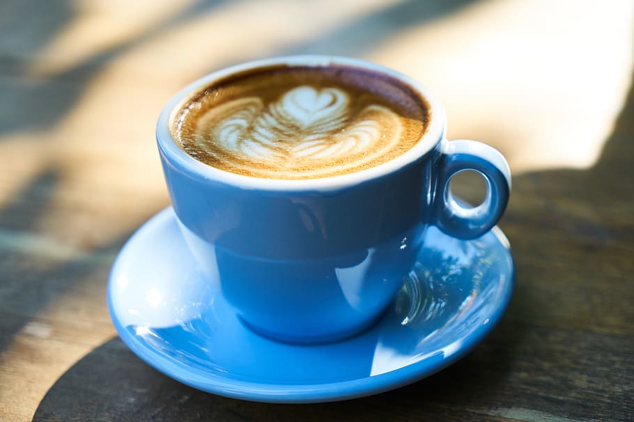 káva, latte, espresso, Pozadí, kofein, nápoj, cappuccino, výživa, pohár, detail, restaurace, dřevo, kavárna, kuchyně, makro, jídlo, stůl, ráno, dobré ráno, hnědý, probudit, kávový šálek, napít se, čerstvý, modrý, světlo, sluneční, snídaně, káva - nápoj, jídlo a pití, nádobí, podšálek, občerstvení, džbánek, pěnivý nápoj, stálý život, horký nápoj, pěna umění, lžíce, svěžest, nikdo, nealkoholický nápoj, 5K