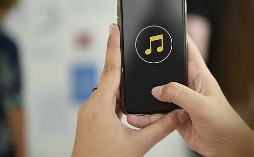 Câmera, celular, comunicação, conexão, copie o espaço, espaço de design, dispositivo, digital, dispositivo digital, esvaziar, gráfico, mãos, aguarde, vida, estilo de vida, maduro, Móvel, rede, pessoas, pessoa, telefone, pho, tecnologia, mão, mão humana, dentro de casa, tecnologia sem fio, parte do corpo humano, focar em primeiro plano, fechar-se, uma pessoa, adulto, segurando, mulheres, Smartphone, botão de apertar, dispositivo de informação portátil, símbolo, placa, ícone de computador, 4K, CC0, domínio público, royalty free