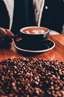 tazza di ceramica nera, cibo e bevande, caffè, bere, tazza, caffè - bevanda, boccale, tazza di caffè, rinfresco, tavolo, freschezza, in casa, una persona, persone reali, mano umana, messa a fuoco selettiva, cibo, mano, avvicinamento, vasellame, bevanda calda, caffeina, bevanda analcolica, latte macchiato, dito, 5K, CC0, dominio pubblico, privo di copyright