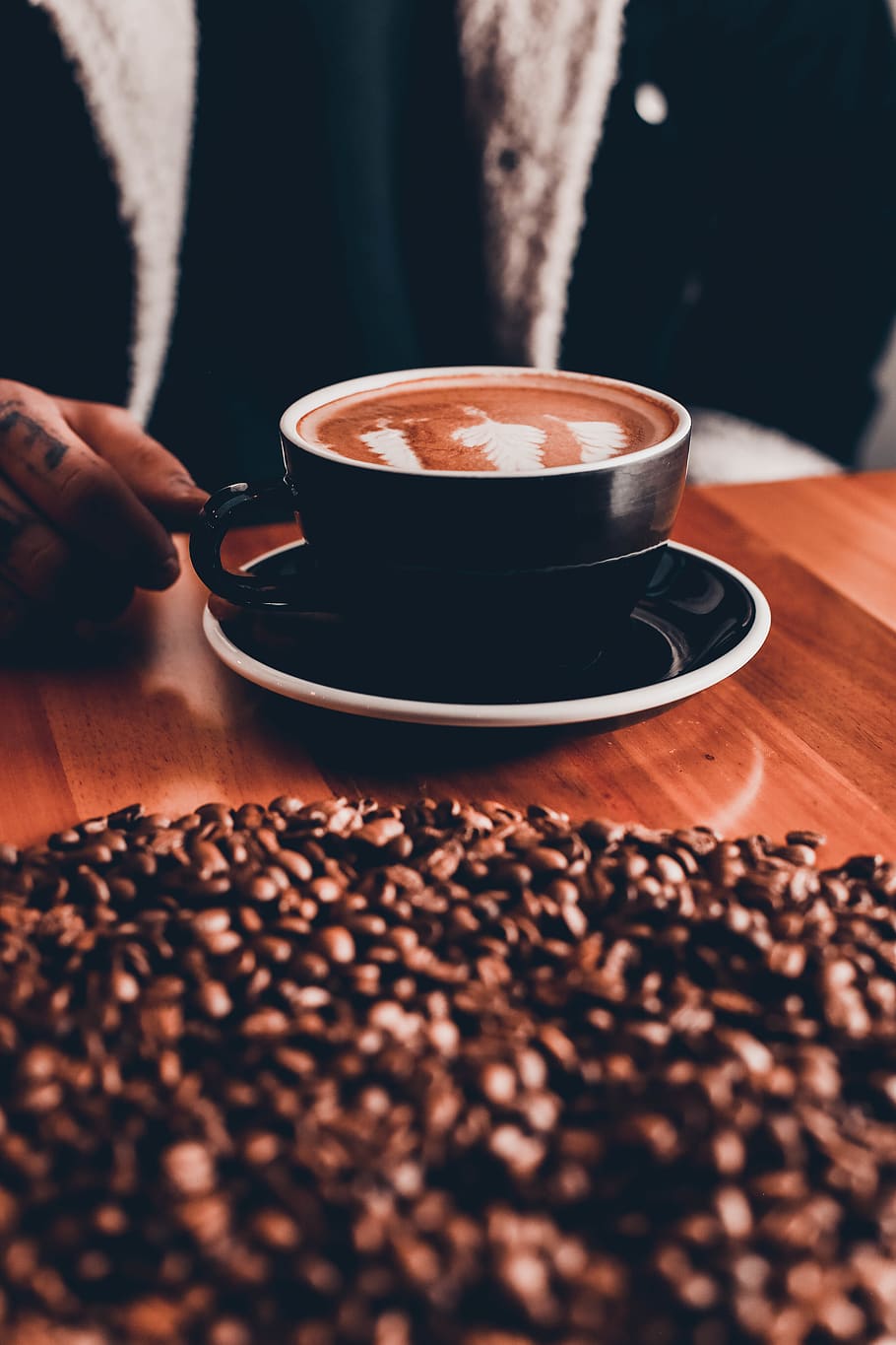 tazza di ceramica nera, cibo e bevande, caffè, bere, tazza, caffè - bevanda, boccale, tazza di caffè, rinfresco, tavolo, freschezza, in casa, una persona, persone reali, mano umana, messa a fuoco selettiva, cibo, mano, avvicinamento, vasellame, bevanda calda, caffeina, bevanda analcolica, latte macchiato, dito, 5K
