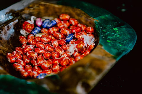 solid, milk, chocolate, foil, easter, eggs, lindt, easter eggs, food and drink, food, fruit, berry fruit, healthy eating, close-up, freshness, indoors, no people, red, blueberry, wellbeing, nature, raspberry, large group of objects, preparation, selective focus, abundance, 4K, CC0, public domain, royalty free