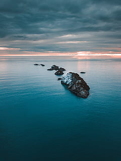 illa, mig, oceà, platja, núvols, cel dramàtic, drone, fotografia de drones, drone shot, tarda, tret d'angle alt, noruega, formació de roca, escènic, mar, paisatge marí, cel, posta de sol, aigua, bellesa a la natura, escenics - natura, núvol - cel, tranquil·litat, escena tranquil·la, davant del mar, horitzó sobre l’aigua, horitzó, naturalesa, idíl·lic, sòlid, rock, cap gent, rock - object, escena no urbana, a l'aire lliure, 4K, CC0, domini públic, lliure de regalies