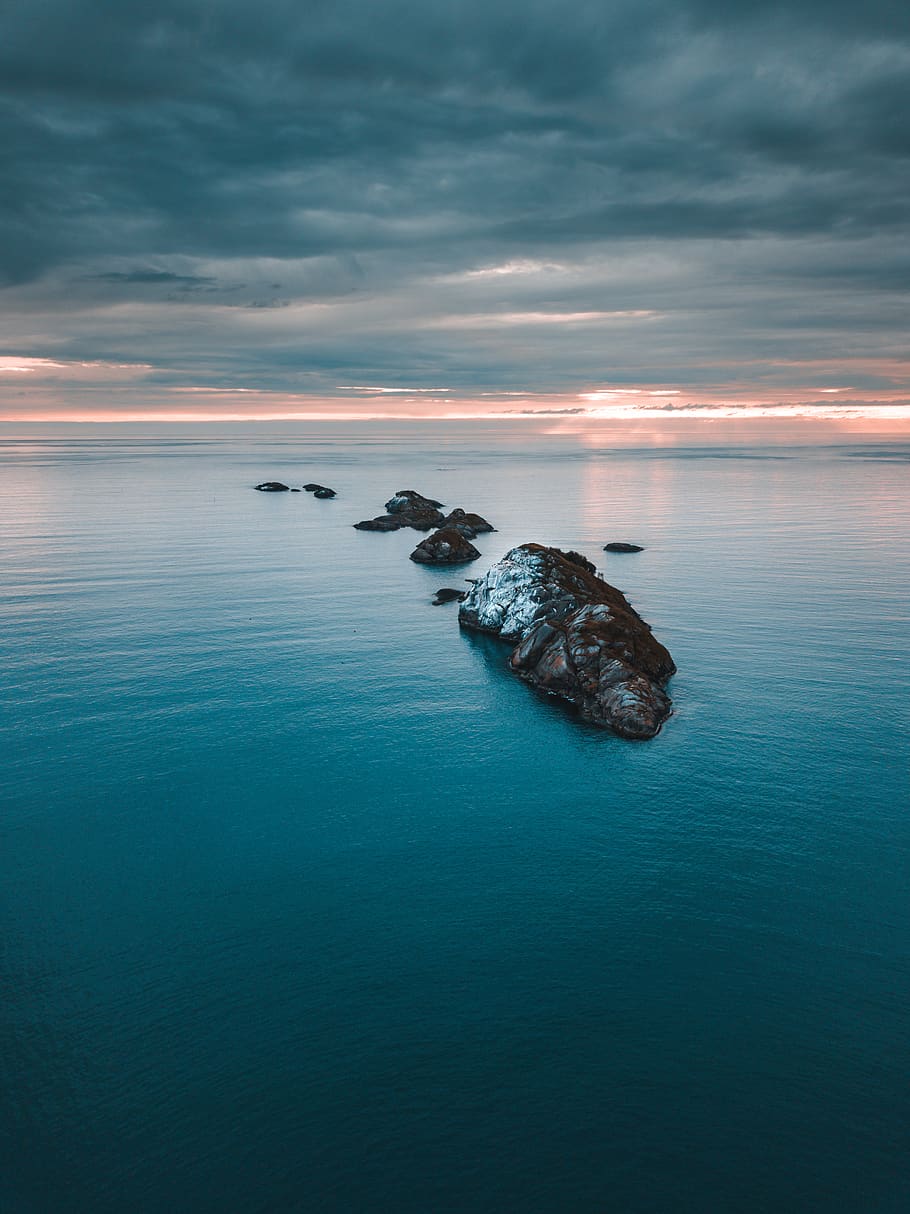 illa, mig, oceà, platja, núvols, cel dramàtic, drone, fotografia de drones, drone shot, tarda, tret d'angle alt, noruega, formació de roca, escènic, mar, paisatge marí, cel, posta de sol, aigua, bellesa a la natura, escenics - natura, núvol - cel, tranquil·litat, escena tranquil·la, davant del mar, horitzó sobre l’aigua, horitzó, naturalesa, idíl·lic, sòlid, rock, cap gent, rock - object, escena no urbana, a l'aire lliure, 4K