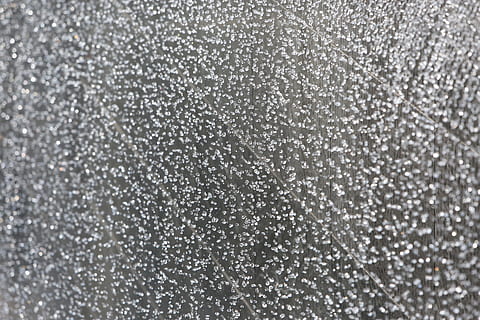 textura, fresc, frescor, gotes, vidre, aigua, fons, marc complet, tirar, humit, primer pla, cap gent, pluja, patró, a l'interior, vidre - material, brillant, temperatura de fred, hivern, color plata, condensació, finestra, gota de pluja, resum, efecte texturat, puresa, luxe, 5K, CC0, domini públic, lliure de regalies