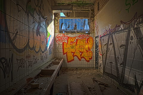 verlassen, die Architektur, innerhalb, Wand, alt, verlorene Orte, beenden, altes Gebäude, zerfallen, verfallen, gebrochen, schäbig, krank, vergessen, Zerstörung, verwittert, vorübergehend, Waschraum, Vergangenheit, Vergänglichkeit, bestanden, pforphoto, Kaserne, Graffiti, Wandbau - Funktion, gebaute Struktur, Kreativität, Kunst und Handwerk, keine Leute, Gebäude, Straßenkunst, Gebäudehülle, heruntergewirtschaftet, beschädigt, Tag, obsolet, Text, draußen, Wandgemälde, Verschlechterung, unordentlich, kritzeln, 4K, CC0, gemeinfrei, lizenzfrei