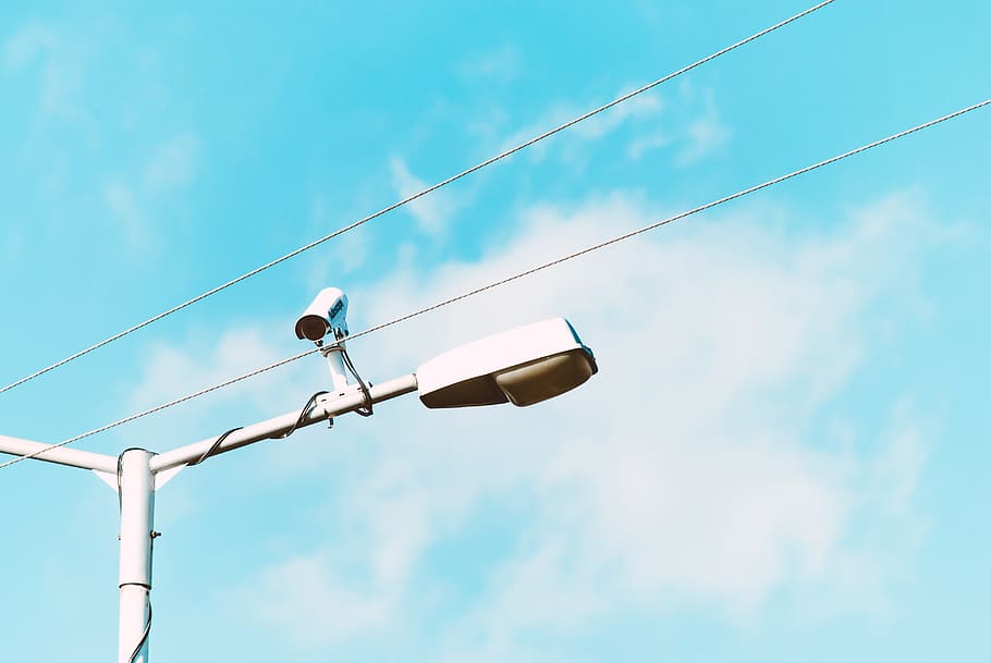 cable, pol, llum, CCTV, càmera, seguretat, blau, cel, núvol, vista d’angle baix, núvol - cel, electricitat, tecnologia, naturalesa, línia elèctrica, dia, connexió, cap gent, Font d'alimentació, a l'aire lliure, ocell, vertebrats, equips d’il·luminació, posat, carrer, línia telefònica, 4K