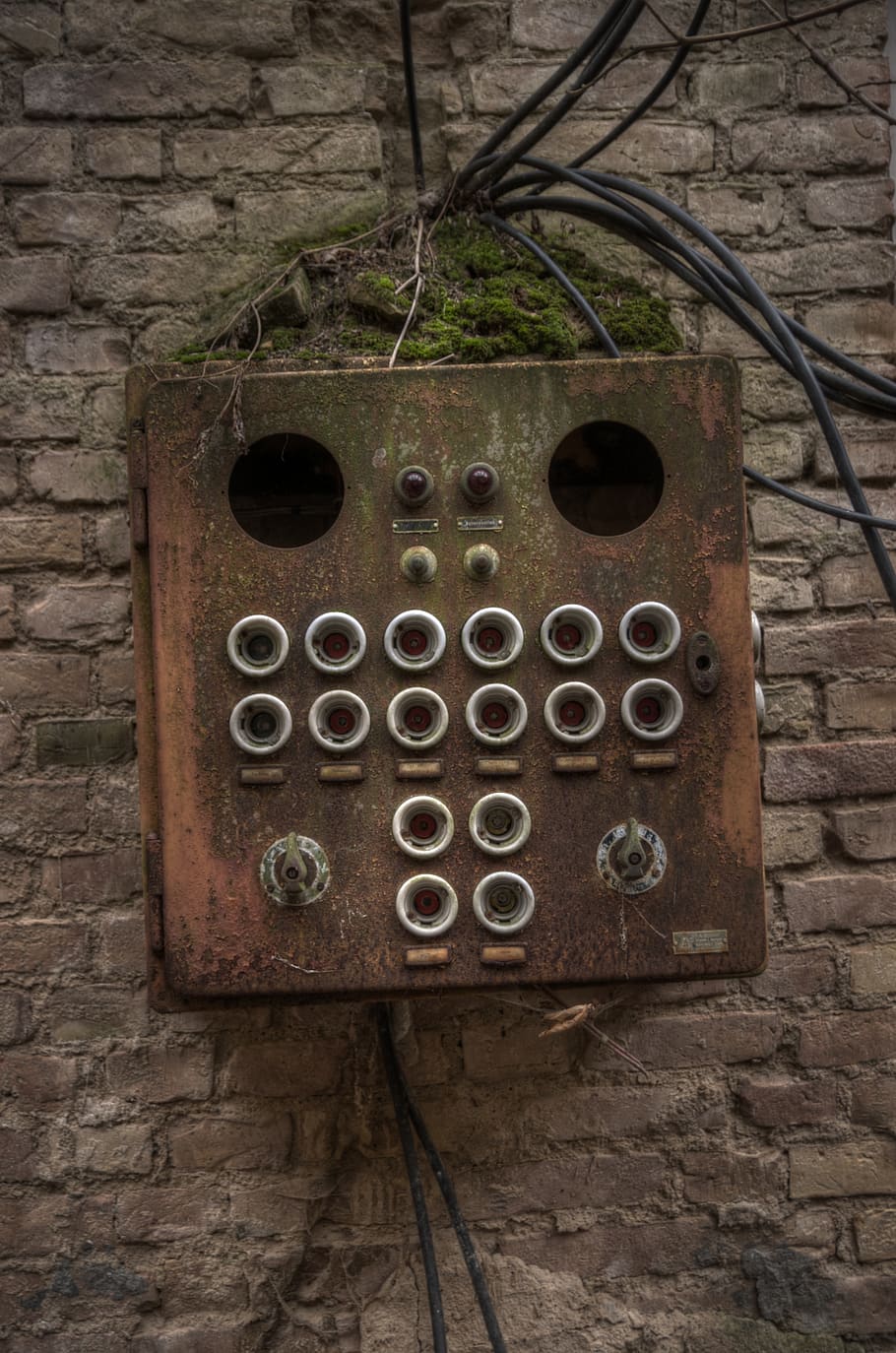 marró, corda, electrònica, dispositiu, maó, forat, òxid, masmorra, bloqueig, drenar, edifici, bunker, segur, paret, clavegueram, boca d'aigua, hidrant, cub, concret, bloqueig de combinació, cilindre, passarel·la, Camí, llosa, metall, cap gent, forma geomètrica, forma, cercle, vell, funció de construcció de parets, dia, primer pla, seguretat, protecció, electricitat, tecnologia, paret de maó, patró, a l'aire lliure, Font d'alimentació, component elèctric, 4K