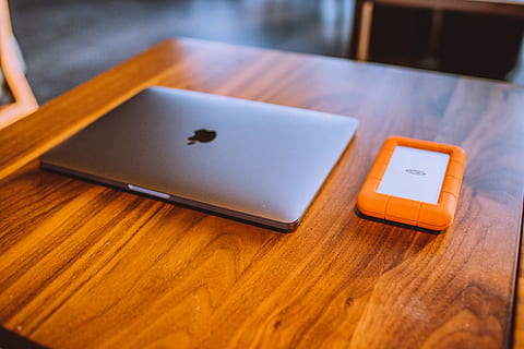 masada macbook, kablosuz teknoloji, tablo, teknoloji, içeriye, bağ, ahşap malzeme, iletişim, insansız, seçici odak, bilgisayar, dijital tablet, taşınabilirlik, ahşap, mobilya, yüksek açılı görünüş, iş, dizüstü, gevşeme, 5K, CC0, kamu malı, telif ücretsiz