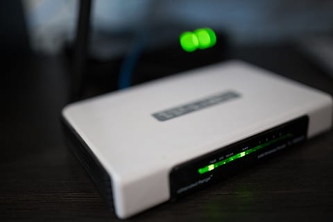 Netzwerk, Internet, Router, W-lan, Signal, Kommunikation, Technologie, kabellose Technologie, Verbindung, drinnen, keine Leute, Nahansicht, selektiver Fokus, Computer, Daten, Computerausrüstung, Studioaufnahme, schwarze Farbe, Fokus auf den Vordergrund, Tabelle, zwei Objekte, USB-Kabel, Sicherheit, Laptop, Computerkriminalität, 5K, CC0, gemeinfrei, lizenzfrei