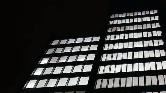 costruzione, struttura, infrastruttura, finestra, istituzione, Hotel, città, urbano, architettura, arte, bicchiere, nero, piazza, Inquadratura dal basso, struttura costruita, esterno dell'edificio, notte, nessuno, illuminato, moderno, edificio per uffici esterno, ufficio, modello, di fila, buio, vetro - materiale, all'aperto, grattacielo, appartamento, 4K, CC0, dominio pubblico, privo di copyright