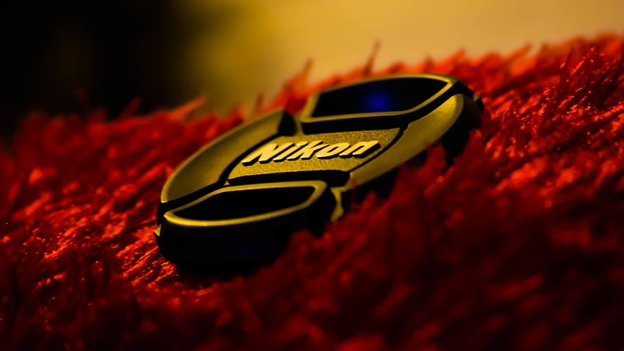 nikon, telecamera, lenscap, rosso, successo, testo, comunicazione, nessuno, avvicinamento, girato in studio, in casa, messa a fuoco selettiva, sicurezza, amore, cartello, concentrarsi sulle conoscenze acquisite, emozione, singolo oggetto, emozione positiva, ricchezza, controllo, aggressione, 5K