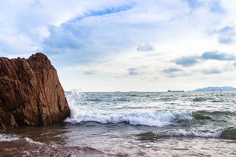havbølger, sprøjt, kyst, rock øen, strand, dagtimerne, landskab, ocean, klippe, hav, marinemaleri, kysten, storm, sommer, solnedgang, surf, vand, bølger, himmel, sky - himmel, skønhed i naturen, scenics - natur, jord, horisont over vand, bevægelse, bølge, horisont, natur, rock formation, sport, ingen mennesker, ro, udendørs, magt i naturen, 5K, CC0, offentligt domæne, royaltyfrie