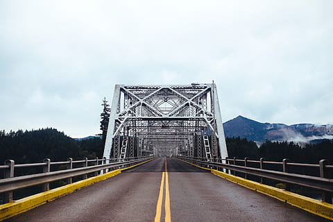 bro, struktur, infrastruktur, vei, tur, reise, utendørs, natur, landskap, fjell, utsikt, trær, planter, arkitektur, transport, veien forover, forbindelse, bygget struktur, himmel, retning, bro - menneskeskapte struktur, synkende perspektiv, sky - himmel, vei markering, skilt, forsvinner punkt, dag, merking, ingen folk, rekkverk, lang, 2K, CC0, offentlig domene, opphavsrett gratis