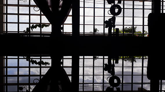 espejo, reflejo, ventana, silueta, grupo de personas, arquitectura, gente real, adentro, material de vidrio, estructura construida, para caminar, hombres, día, gente, persona irreconocible, mujer, estilos de vida, actividad de ocio, edificio, personas incidentales, transparente, 4K, CC0, dominio público, libre de derechos