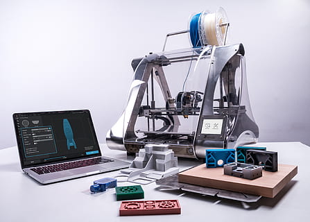 Impresión 3d, 3d, tecnología, impresora 3d, computadora, adentro, equipo, nadie, comunicación, mesa, conexión, instrumento de medida, equipo de computadora, ciencia, industria, educación, exactitud, foto de estudio, investigación, laboratorio, maquinaria, salud y medicina, naturaleza muerta, esfuerzo, equipo eléctrico, 4K, CC0, dominio público, libre de derechos