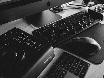 computer, computer hardware, hardware, tastiera del computer, tastiera, elettronica, pc, tavolo, mobilia, schermo, display, tenere sotto controllo, scrivania, logitech, imac pro, stazione di lavoro, loupedeck, gradazione del colore, 50r, R3D, tecnologia, comunicazione, il computer portatile, connessione, tecnologia wireless, in casa, musica, attrezzatura informatica, nessuno, avvicinamento, attrezzatura, natura morta, testo, controllo, vista dall'alto, dispositivo di informazione portatile, tasto del computer, 8K, CC0, dominio pubblico, privo di copyright