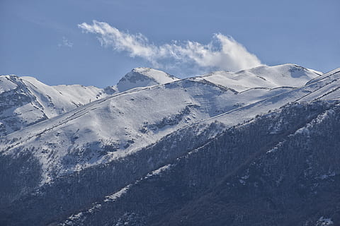 la neve, capped, montagna, freddo, alto, paesaggio, natura, panoramico, inverno, temperatura fredda, cielo, montagna innevata, bellezza nella natura, scenics - natura, catena montuosa, ambiente, nuvola - cielo, giorno, la tranquillità, scena tranquilla, nessuno, blu, viaggio, all'aperto, picco di montagna, albero di conifere, 5K, CC0, dominio pubblico, privo di copyright