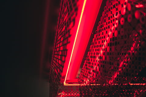 luces rojas, iluminación, ciudad, edificio, urbano, pueblo, ligero, resplandecer, rojo, nadie, iluminado, adentro, de cerca, resumen, noche, neón, modelo, brillante, luz - fenómeno natural, datos, tecnología, antecedentes, naturaleza, futurista, pared - característica de la construcción, movimiento, financiar, la vida nocturna, luminosidad, 5K, CC0, dominio público, libre de derechos