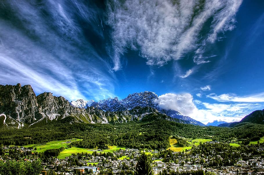 verde, alberi, nuvoloso, cielo, nuvole, drammatico, ambiente, idilliaco, paesaggio, montagne, natura, scena, scenario, panoramico, boschi, bellezza nella natura, scenics - natura, nuvola - cielo, montagna, scena tranquilla, la tranquillità, pianta, albero, catena montuosa, scena non urbana, nessuno, colore verde, blu, giorno, terra, all'aperto, picco di montagna, 2K