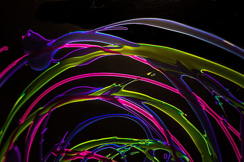 Kunst, Streifen, Muster, Textur, Design, mehrfarbig, schwarzer Hintergrund, Studioaufnahme, pinke Farbe, keine Leute, Bewegung, Nahansicht, drinnen, Verbindung, beleuchtet, Technologie, abstrakt, Neon-, Natur, Internet, Wasser, Nacht-, Geschwindigkeit, futuristisch, Langzeitbelichtung, neonfarben, 5K, CC0, gemeinfrei, lizenzfrei