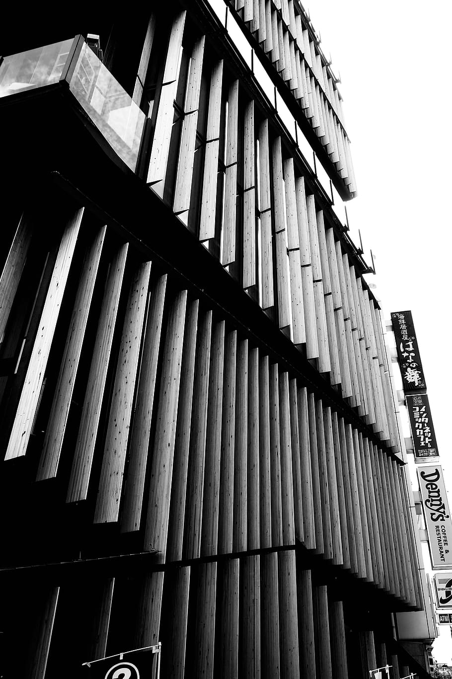 geometria, línia, ombra, neutral, gris, blanc i negre, simetria, paral·lel, geomètric, signe, architechture, carrer, urbà, estructura, edifici, tokyo, Japó, estructura construïda, vista d’angle baix, arquitectura, exterior de l'edifici, cap gent, patró, dia, naturalesa, cel, a l'aire lliure, ciutat, característica arquitectònica, cel clar, exterior d’edifici d’oficines, sostre, metall, modern, oficina, llum solar, 4K
