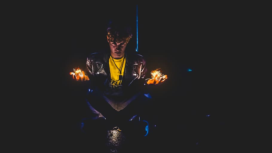 foc, llum, perdut, Déu, cuir, jacked, homes, noi, bonic, fotògraf, nit, llum de nit, feu mans, mans, retrat, beschte, moda, estil, una persona, cremant, il·luminat, fosc, foc - fenomen natural, flama, calor - temperatura, vista frontal, brillant, adult jove, persones reals, fons negre, còpia espai, a l'interior, de peu, naturalesa, estils de vida, 4K