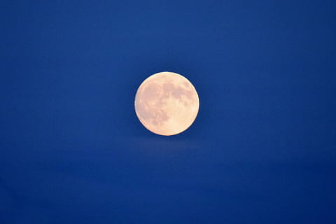 pleine lune, lune, en plein air, nuit, univers, Cosmos, espace, astronomie, Muskoka, Canada, ciel, bleu, soir, la nature, astrophotographie, levant les yeux, tranquillité, beauté dans la nature, paysages - nature, ciel clair, personne, forme, scène tranquille, espace de copie, cercle, faible angle de vue, lune planétaire, idyllique, astrologie, clair de lune, espace et astronomie, fond bleu, 2K, CC0, domaine public, libre de droits