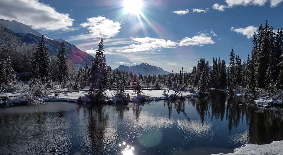 Canada, Canmore, træer, Skov, sti, boardwalk, solrig, bjerge, snedækket, is, vand, glimte, sne, flare, blå, Sky, skyer, skinne, skinner, himmel, afspejling, skønhed i naturen, sky - himmel, bjerg, scenics - natur, ro, vinter, rolig scene, sø, træ, kold temperatur, natur, bjergkæde, sollys, plante, snedækket bjerg, ingen mennesker, sol, linseflare, 4K