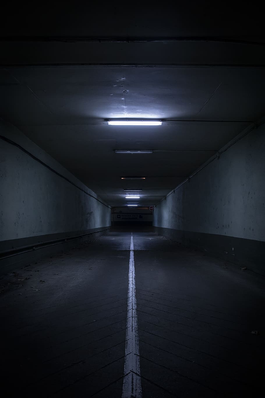 carretera de formigó gris, arquitectura, edifici, sostre, fosc, buit, gris, a l'interior, endins, llums, línia, modern, carretera, ombra, sistema de metro, túnel, subterrani, urbà, il·luminat, el camí a seguir, equips d’il·luminació, direcció, cap gent, metro, funció de construcció de parets, transport, llum, estructura construïda, perspectiva decreixent, nit, llum fluorescent, transport públic, llum elèctrica, pas inferior, llarg, llum al final del túnel, passarel·la subterrània, 5K