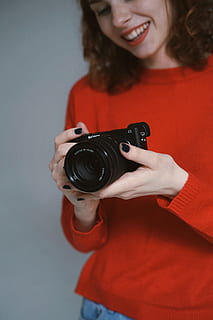 kamera, elektronika, žmogus, asmuo, fotografija, moteris, skaitmeninė kamera, produkto fotografija, produktas, sony 6400, sony alpha, mada, „lookbook“, drabužiai, grožio kulka, portretas, spalvinga, grožis, mergina, moters portretas, fotografijos temos, fotoaparatas - fotografijos įranga, vienas asmuo, šypsosi, fotografavimas, technologijos, ūkyje, Vaizdas iš priekio, moterys, Laisvalaikio veikla, fotografijos įranga, laimė, suaugusiųjų, patalpose, veikla, atsitiktinis apranga, stovėti, Fotografas, 5K, CC0, Viešasis domenas, nemokamai