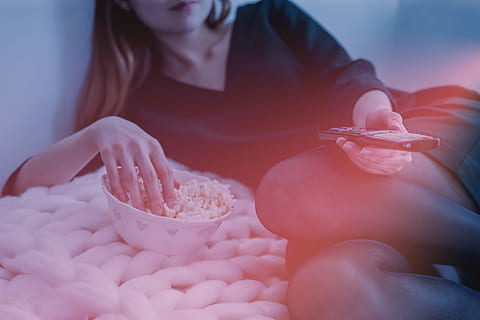 nainen, katselu, TV, syö, Paukkumaissi, kulho, yksi henkilö, aikuinen, ruoka, ruoka ja juoma, midsection, sisällä, tilalla, naiset, hyvinvointi, terveiden elämäntapojen, nuori aikuinen, ihmiskehon osa, ihmisen käsi, elämäntavat, terveellinen ruokavalio, tuoreus, keittiöväline, käsi, valmistautuminen, 5K