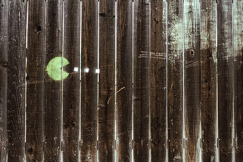 obra de pac-man, tablero, pacman, nadie, adentro, de cerca, día, pared - característica de la construcción, antecedentes, fotograma completo, naturaleza, modelo, luz del sol, estructura construida, arquitectura, que cae, decoración, metal, centrarse en primer plano, colgando, ventana, 1080P, CC0, dominio público, libre de derechos