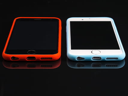 sehen, ios, Tabelle, Telefon, Handy, Mobiltelefon, Objekt, elektronisch, Apfel, Produkt, Bildschirm, berühren, Technologie, iphone, kabellose Technologie, Verbindung, Kommunikation, tragbares Informationsgerät, Smartphone, Mobiltelefon, keine Leute, Studioaufnahme, schwarzer Hintergrund, drinnen, kopieren sie platz, Nahansicht, Berührungsempfindlicher Bildschirm, globale Kommunikation, digitale Tablette, zwei Objekte, modern, elektrische Ausrüstung, 4K, CC0, gemeinfrei, lizenzfrei