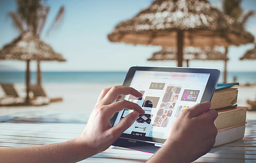 ipad, tableta, Internet, práce, počítač, pláž, obrazovka, relaxovat, relaxace, Dovolená, letovisko, ostrov, oceán, hospodářství, sdělení, technologie, prázdnin, cestovat, výlet, moře, dospělý, voda, destinace, zaměřit se na popředí, bezdrátové technologie, jedna osoba, lidské ruky, Příroda, ruka, ženy, část lidského těla, venku, 2K, CC0, veřejná doména, bez autorských práv