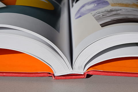 geöffnet, rot, Buch, grau, Oberfläche, Daten, dokumentieren, Bildung, Hardcover, Illustration, Information, Wissen, Lernen, Bibliothek, Literatur, Seiten, lesen, Forschung, Schule, Studie, Technologie, Universität, Veröffentlichung, öffnen, Seite, Nahansicht, Papier-, Weisheit, drinnen, keine Leute, Stillleben, Sachverstand, orange Farbe, weiße Farbe, gebundenes Buch, High Angle View, studieren, 5K