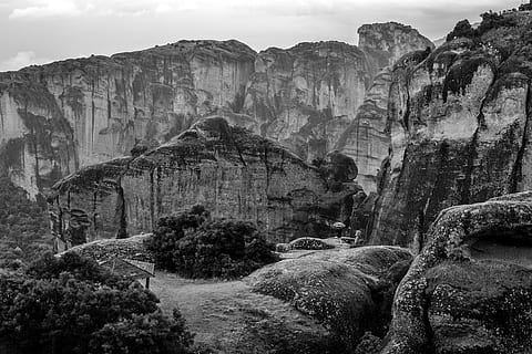 Cadenas montañosas, naturaleza, al aire libre, acantilado, montaña, meteora, Grecia, restos, transporte, entrenar, vehículo, humano, persona, edificio, colina baja, búnker, Valle, pizarra, cañón, meseta, arquitectura, rock, formacion de roca, roca - objeto, sólido, geología, escena no urbana, cordillera, geografía Física, belleza en la naturaleza, paisajes - naturaleza, escena tranquila, montañas Rocosas, tranquilidad, formación, cielo, planta, árbol, destinos de viaje, nadie, erosionado, clima árido, 4K, CC0, dominio público, libre de derechos