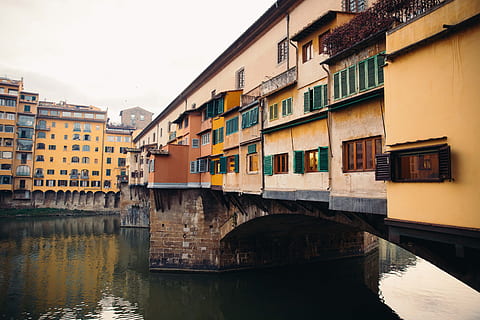 antiguo, puente, río arno, florencia, Italia, arco, arquitectura, paisaje urbano, Europa, patrimonio, histórico, historia, paisaje, reflexión, escénico, tradicional, amarillo, destino, Florencia, Italia, italiano, punto de referencia, medieval, ponte vecchio florencia, Renacimiento, río, Turismo, viaje, agua, estructura construida, exterior del edificio, canal, ciudad, frente al mar, edificio, naturaleza, Distrito residencial, cielo, ventana, día, puente - estructura hecha por el hombre, nadie, conexión, transporte, al aire libre, apartamento, puente de arco, 2K, CC0, dominio público, libre de derechos