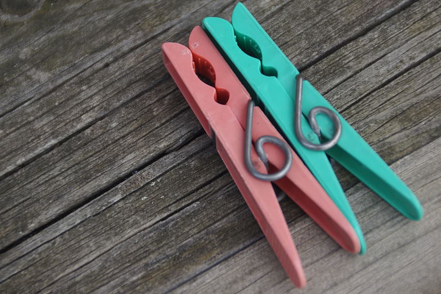 Clips, Nummer, Farbe, Zahlen, bilden, Anordnung, Wäscheklammern, Holz - Material, Stillleben, Tabelle, keine Leute, High Angle View, drinnen, Nahansicht, mehrfarbig, Kunststoff, Wäscheklammer, Schere, Holz, Metall, pinke Farbe, Tag, Brett, Ausrüstung, Mann gemacht, Kreativität, 5K