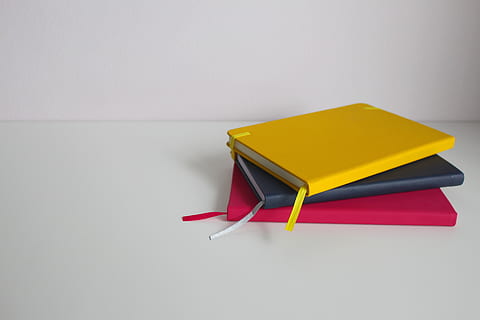 notesblok, Bemærk, skrive, papir, besked, blog, skriveblok, bord, dekoration, blogger, planlægning, kontor, markedsføring, studerende, virksomhedernes, notesbog, professionel, meddelelse, strategi, plan, rød, indendørs, enkelt objekt, ingen mennesker, studio skud, kopiere plads, stilleben, gul, tæt på, to objekter, skåret ud, beholder, bånd - sy genstand, bånd, grå, gave, rigdom, høj vinkel visning, luksus, 5K, CC0, offentligt domæne, royaltyfrie