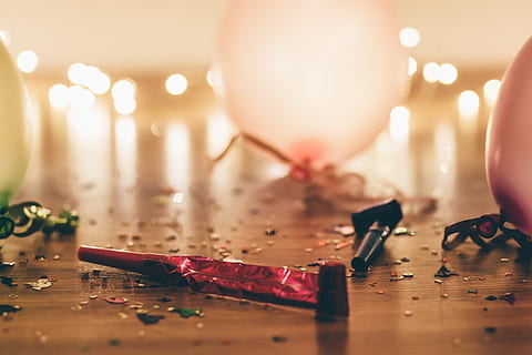 Palloncino, arredamento, tavolo, riflessione, bokeh, luce, in casa, messa a fuoco selettiva, avvicinamento, nessuno, natura morta, cibo e bevande, cibo, illuminato, legno - materiale, celebrazione, crimine, versamento, questioni sociali, disordinato, concentrarsi sulle conoscenze acquisite, forchetta, girato in studio, assenza, coriandoli, coltello da tavola, Vigilia di Capodanno, 5K, CC0, dominio pubblico, privo di copyright