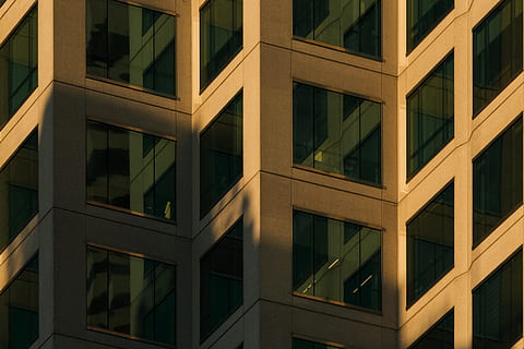 edifici grigi, costruzione, finestra, angolo, colore, contrasto, ombra, luce, strutturale, struttura, fotografo, fotografia, foto, architettonico, architettura, arco, Schiuma marina, alzavola, oro, cemento, struttura costruita, esterno dell'edificio, fotogramma intero, nessuno, sfondi, vetro - materiale, Inquadratura dal basso, riflessione, design, forma geometrica, giorno, modello, quartiere residenziale, ripetizione, forma, all'aperto, città, moderno, edificio per uffici esterno, telaio della finestra, 4K, CC0, dominio pubblico, privo di copyright
