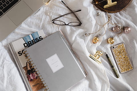 di partenza, lavoro, letto, taccuino, libri, calendario, studia, ordine del giorno, vista dall'alto, in casa, forbici, tessile, moda, nessuno, preparazione, arte e artigianato, mestiere, tavolo, grande gruppo di oggetti, celebrazione, natura morta, industria tessile, scatola, attrezzatura, creatività, scatola - contenitore, strumento di lavoro, accessorio personale, 5K, CC0, dominio pubblico, privo di copyright