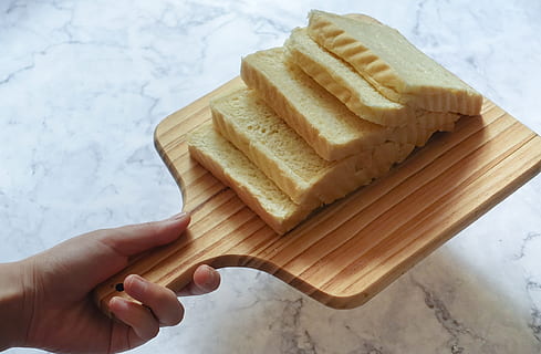 braun, hölzern, Hacken, Tafel, gebacken, Backen, Brot, Frühstück, Nahansicht, köstlich, Lebensmittel, Gesundheit, gesund, halten, hausgemacht, Laib, Ernährung, schwenken, Gebäck, Scheibe, Süss, lecker, Toast, Holz, menschliche Hand, Hand, menschliches Körperteil, eine Person, echte Menschen, nicht erkennbare Person, Körperteil, Essen und Trinken, persönliche Perspektive, Finger, menschlicher Finger, Lebensstile, drinnen, Frische, Frau, Erwachsene, Versuchung, Snack, 4K, CC0, gemeinfrei, lizenzfrei