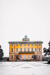 giallo, calcestruzzo, costruzione, coperto, la neve, architettura, freddo, luce del giorno, ambiente, sibilo, brina, gelido, tempo gelido, congelato, ghiaccio, ghiacciato, paesaggio, dimora, natura, scena, panoramico, stagione, cielo, innevate, nevoso, alberi, tempo metereologico, finestre, inverno, sfondo invernale, paesaggio invernale, esterno dell'edificio, struttura costruita, temperatura fredda, cielo sereno, copia spazio, nessuno, albero, giorno, copertura, all'aperto, destinazioni di viaggio, Colore bianco, pianta, nevicando, 4K, CC0, dominio pubblico, privo di copyright