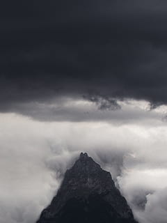 muntanya, envoltar, núvols, núvol, pic, cim, canviant d'humor, tempesta, paisatge, gris, accidentat, irregulars, cloudscape, tempestuós, a l'aire lliure, cel, negre, blanc, resum, núvol - cel, escenics - natura, bellesa a la natura, naturalesa, rock, escena tranquil·la, tranquil·litat, cap gent, escena no urbana, rock - object, cim de muntanya, dia, vista d’angle baix, medi ambient, sòlid, formació, 2K, CC0, domini públic, lliure de regalies