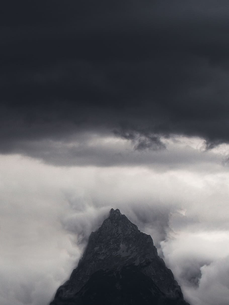 muntanya, envoltar, núvols, núvol, pic, cim, canviant d'humor, tempesta, paisatge, gris, accidentat, irregulars, cloudscape, tempestuós, a l'aire lliure, cel, negre, blanc, resum, núvol - cel, escenics - natura, bellesa a la natura, naturalesa, rock, escena tranquil·la, tranquil·litat, cap gent, escena no urbana, rock - object, cim de muntanya, dia, vista d’angle baix, medi ambient, sòlid, formació, 2K