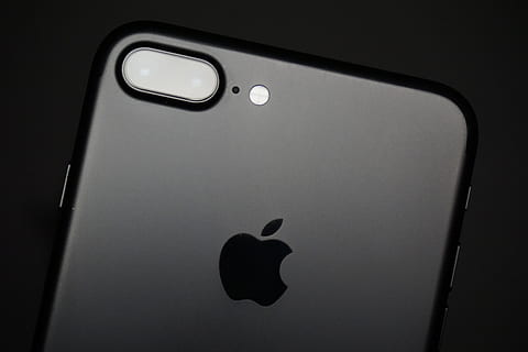 Černá, iphone 7 plus, iphone, nikdo, uvnitř, detail, Černá barva, technologie, spojení, chytrý telefon, studio shot, emoce, sdělení, usmívající se, řízení, přenosné informační zařízení, silueta, design, černé pozadí, obrazovka, světlo, bezdrátové technologie, vysoký úhel pohledu, 5K, CC0, veřejná doména, bez autorských práv